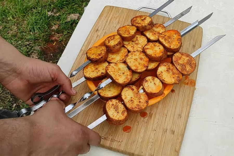 Картофельный шашлык с паприкой и чесноком