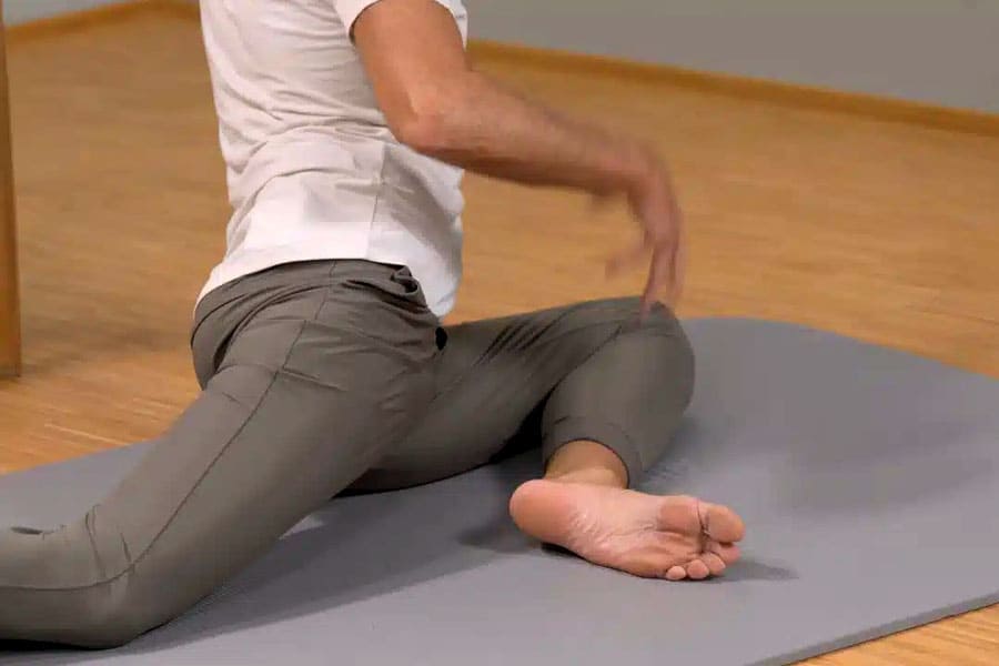 hip pain gluteal stretch 2
